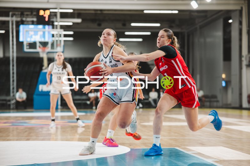Darina Zraychenko (#8; Deutschland) im Zweikampf vor dem Korb