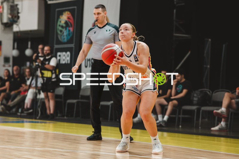 Darina Zraychenko (#8; Deutschland) beim Wurfversuch in Stockholm