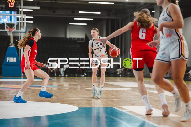 Emma Steinbicker (#7; Deutschland) im Dribbling gegen Czech Republic