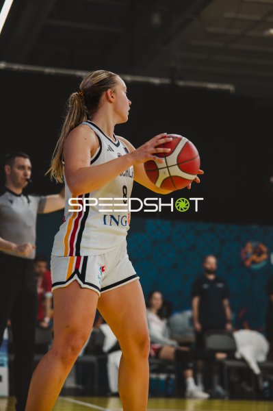 Darina Zraychenko (#8; Deutschland) beim Wurfansatz in Stockholm