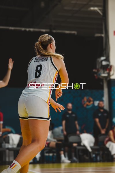 Darina Zraychenko (#8; Deutschland) im Spielgeschehen in Stockholm