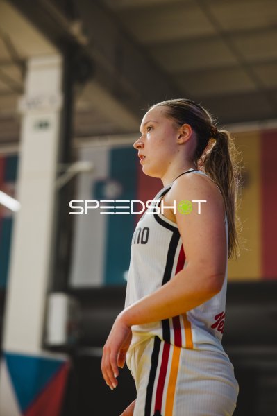 Darina Zraychenko (#8; Deutschland) konzentriert in der Halle