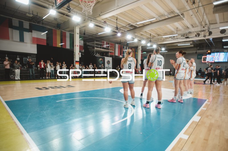 Darina Zraychenko (#8) und Diana Ivancic (#10; Deutschland) bei Spielervorstellung