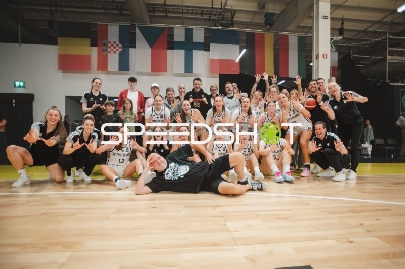 Deutschland Basketball: Teamfoto mit Mia Wiegand, Lara Gierlich und Frederike Askamp in Stockholm