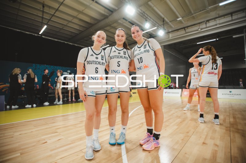 Noemi Schonauer (#6), Emily Haux (#5) und Diana Ivancic (#10; Deutschland) posieren in der Kistamässan