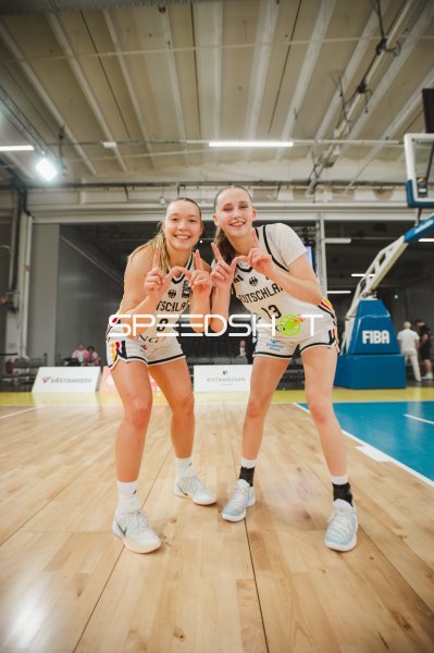 Mia Wiegand (#13; Deutschland) und Darina Zraychenko (#8; Deutschland) posieren in der Kistamässan