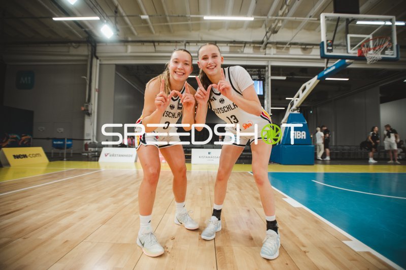 Mia Wiegand (#13; Deutschland) und Darina Zraychenko (#8; Deutschland) feiern in Stockholm