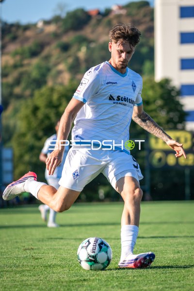 Yannis Hör (SV Waldhof Mannheim) beim Schuss auf dem Rasen