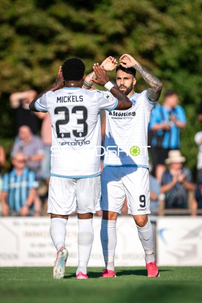 Goncalo Gregorio (#9; SV Waldhof Mannheim) und Mickels (#23) bejubeln Tor