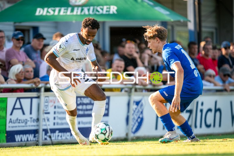 Kennedy Okpala (#32; SV Waldhof Mannheim) im Dribbling gegen VfK Diedesheim
