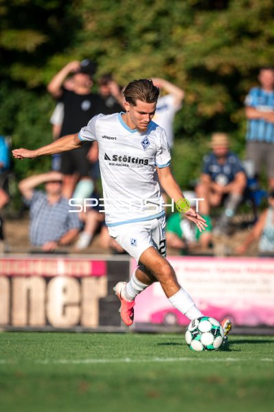 SV Waldhof Mannheim Spieler am Ball in Diedesheim