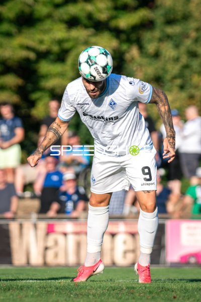 Felix Lohkemper (#9; SV Waldhof Mannheim) beim Kopfball