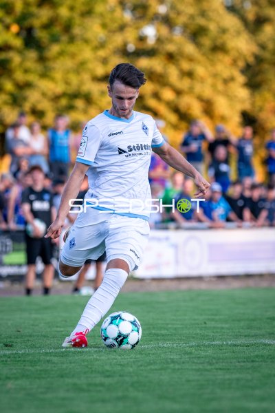 SV Waldhof Mannheim Spieler am Ball in Diedesheim