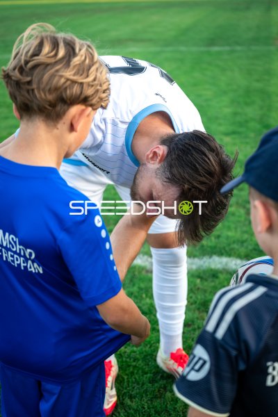 SV Waldhof Mannheim Spieler signiert Trikot für junge Fans