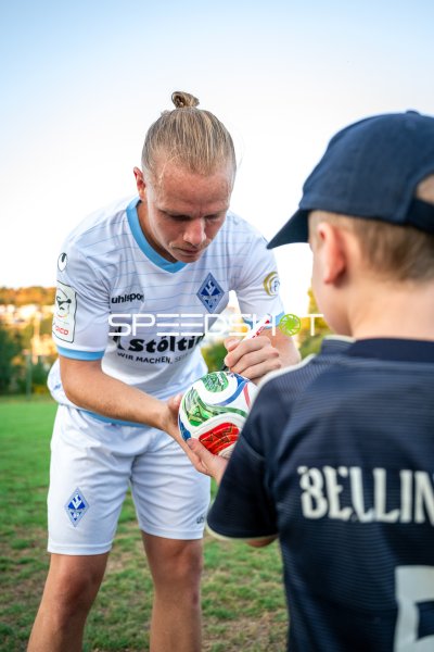 SV Waldhof Mannheim Spieler signiert Ball für jungen Fan