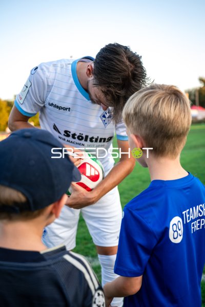 SV Waldhof Mannheim Spieler signiert Ball für junge Fans