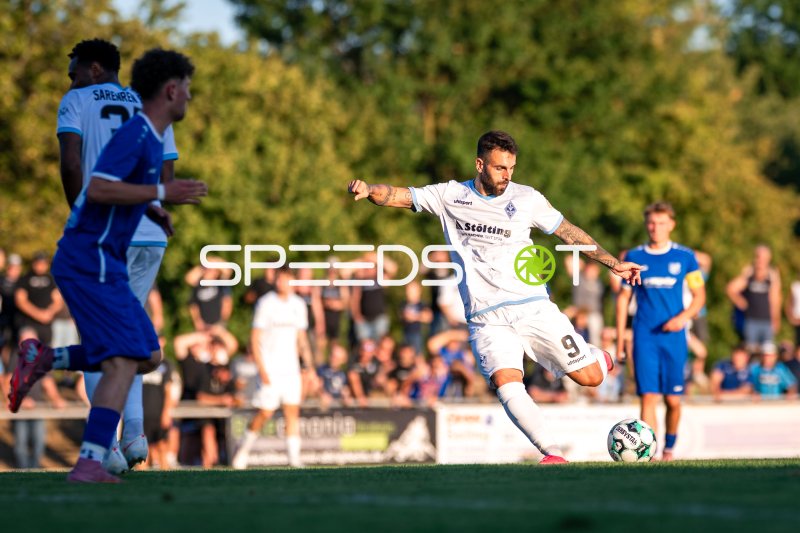 Goncalo Gregorio (#9; SV Waldhof Mannheim) beim Schuss gegen VfK Diedesheim