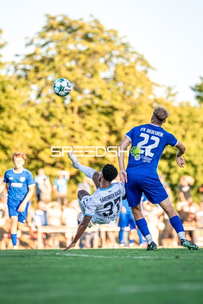 Samuel Karg (#22; VfK Diedesheim) im Zweikampf beim Fallrückzieher-Versuch