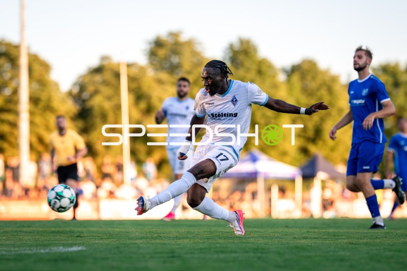 Samuel Abifade (#17; SV Waldhof Mannheim) beim Torschuss