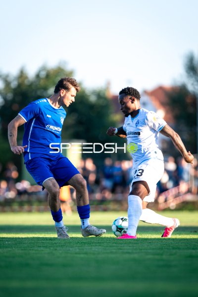 Yusuf Wardak (#23; SV Waldhof Mannheim) im Zweikampf gegen VfK Diedesheim