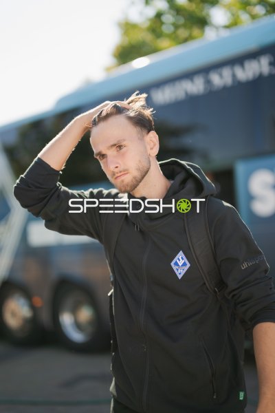 SV Waldhof Mannheim Spieler vor dem Teambus in Diedesheim