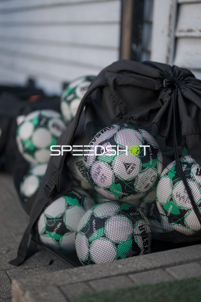 Select-Fußbälle in Ballnetzen vor dem Spiel in Diedesheim