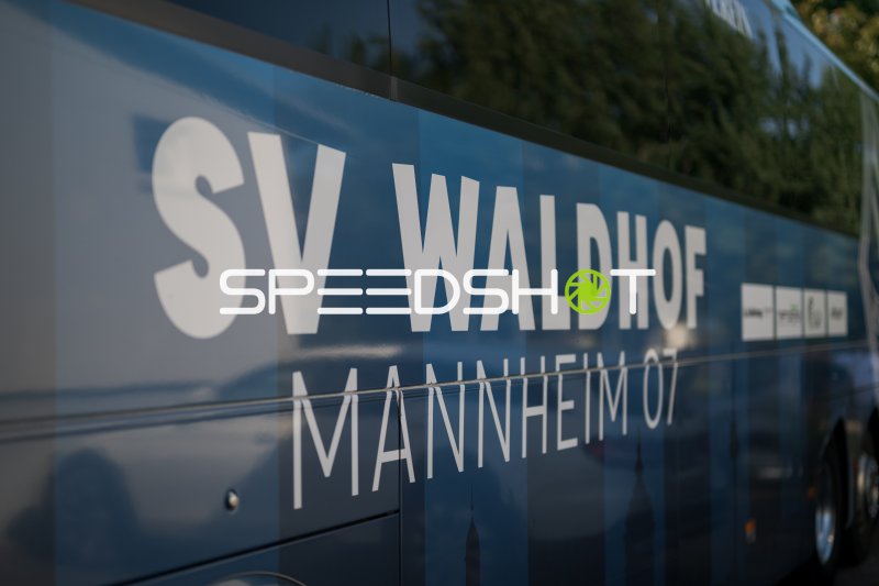 Mannschaftsbus des SV Waldhof Mannheim in Diedesheim