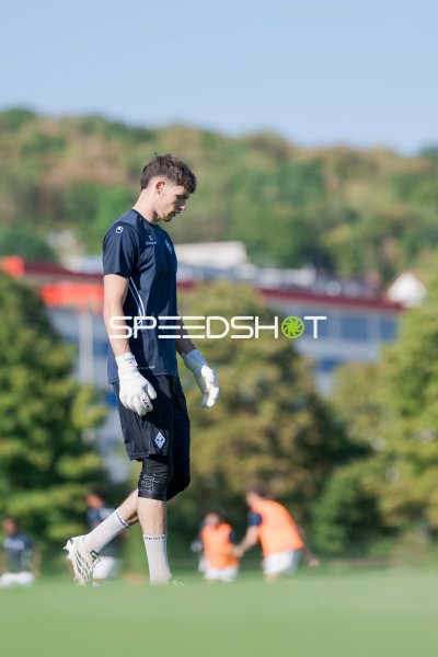 Torwart von VfK Diedesheim beim Aufwärmen in Diedesheim