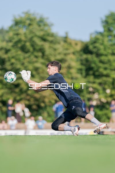Torwart von VfK Diedesheim bei spektakulärer Parade