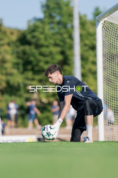 Torwart von VfK Diedesheim nimmt den Ball auf