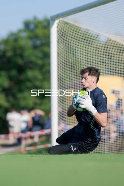 Torwart von VfK Diedesheim hält den Ball sicher im Tor