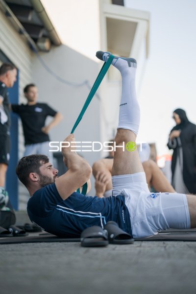 Spieler von VfK Diedesheim beim Aufwärmen mit Widerstandsband