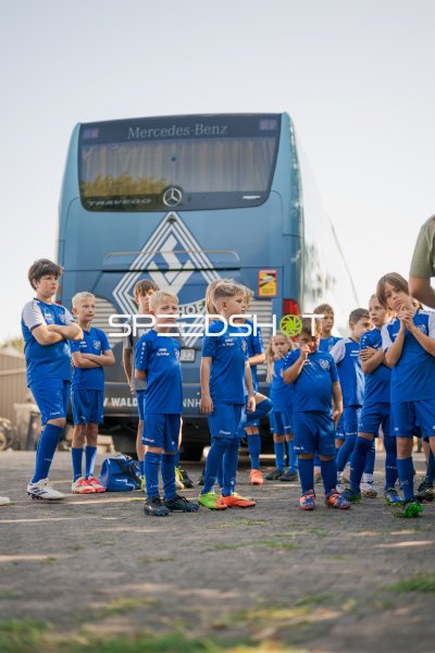 Nachwuchsspieler des VfK Diedesheim vor dem Mannschaftsbus