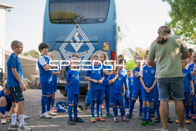 Nachwuchsspieler des VfK Diedesheim vor dem Mannschaftsbus des SV Waldhof Mannheim