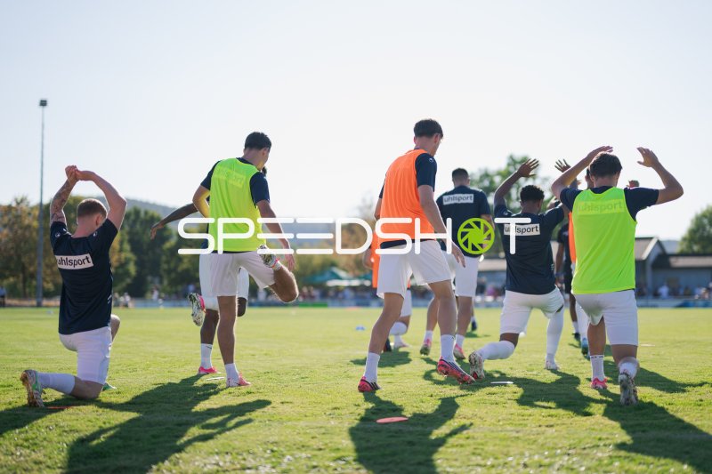SV Waldhof Mannheim beim Aufwärmen in Diedesheim