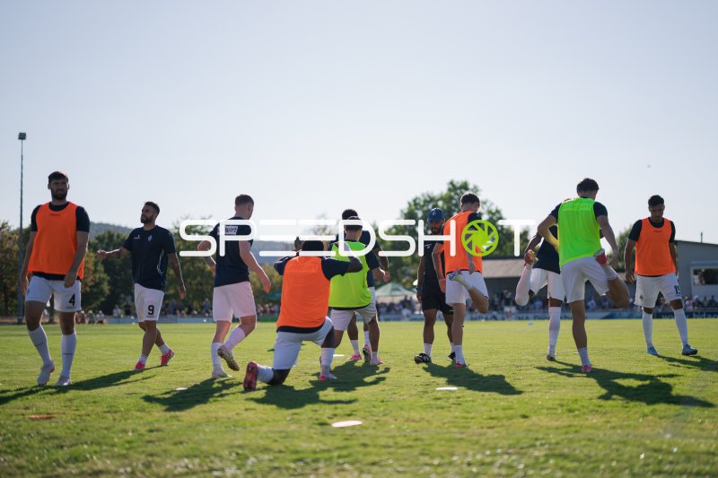 Tim Sechelmann (#4; SV Waldhof Mannheim) beim Aufwärmen in Diedesheim