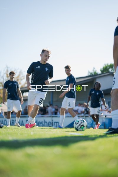 Arlind Rexhepi (#33; SV Waldhof Mannheim) beim Aufwärmen in Diedesheim