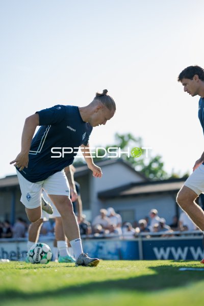 Maximilian Thalhammer (#8; SV Waldhof Mannheim) am Ball beim Aufwärmen