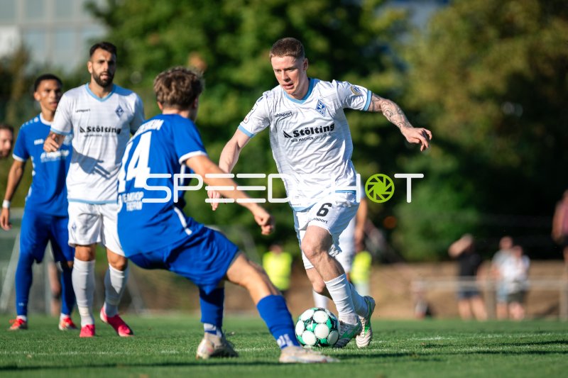 Niklas Hoffmann (#6; SV Waldhof Mannheim) im Zweikampf gegen VfK Diedesheim