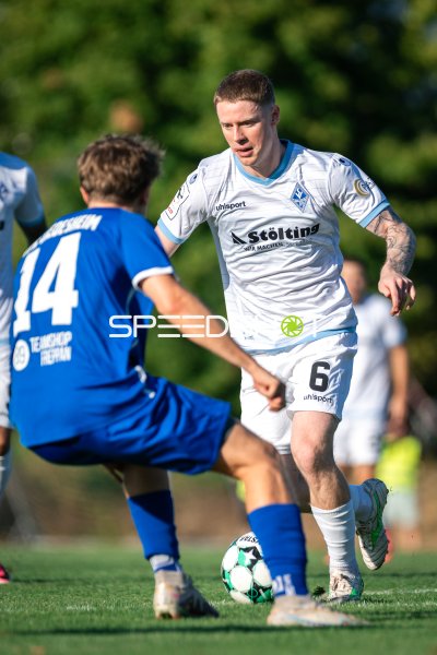 Niklas Hoffmann (#6; SV Waldhof Mannheim) im Zweikampf gegen VfK Diedesheim