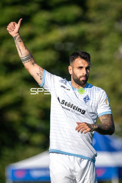 Goncalo Gregorio (SV Waldhof Mannheim) reckt den Daumen nach oben