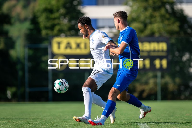 Nicklas Shipnoski (#7; SV Waldhof Mannheim) im Zweikampf gegen VfK Diedesheim