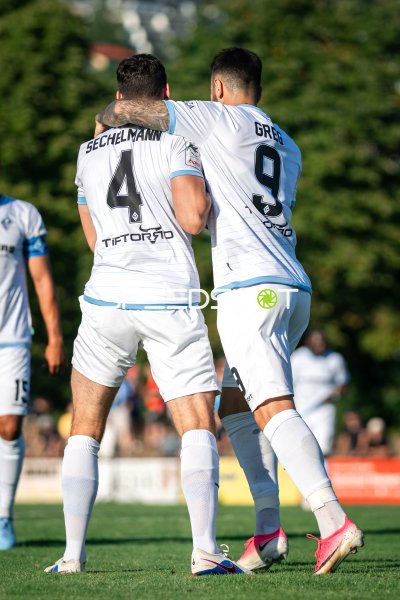 Tim Sechelmann (#4) und Felix Lohkemper (#9) feiern gemeinsam für SV Waldhof Mannheim