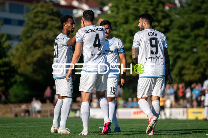 Tim Sechelmann (#4; SV Waldhof Mannheim) beim Jubel mit Mitspielern