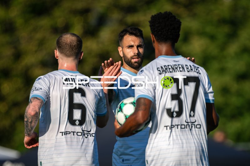 Goncalo Gregorio und Teamkollegen bei Spielunterbrechung in Diedesheim