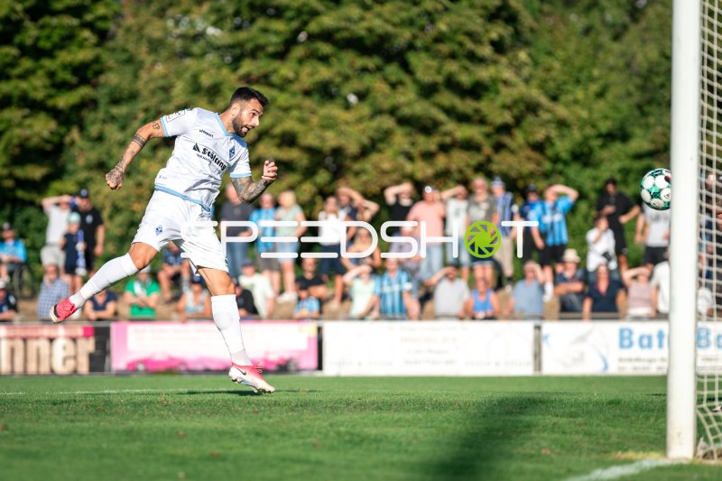 Goncalo Gregorio (SV Waldhof Mannheim) beim Kopfball aufs Tor