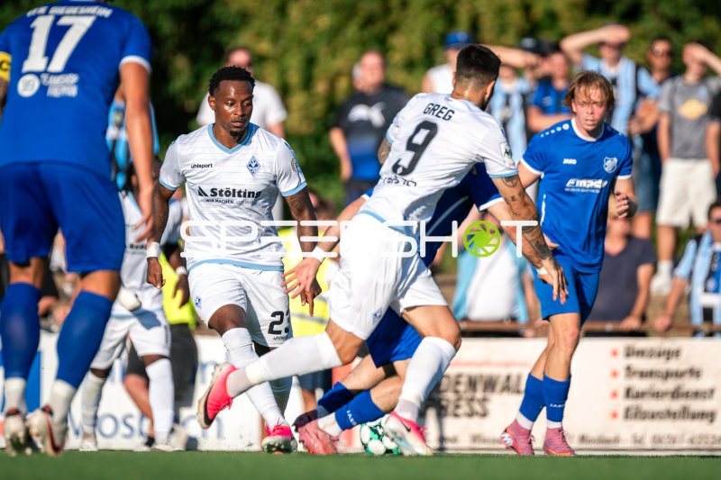 Leroy Mickels im Spielaufbau gegen Luca Lenz (#16; VfK Diedesheim)