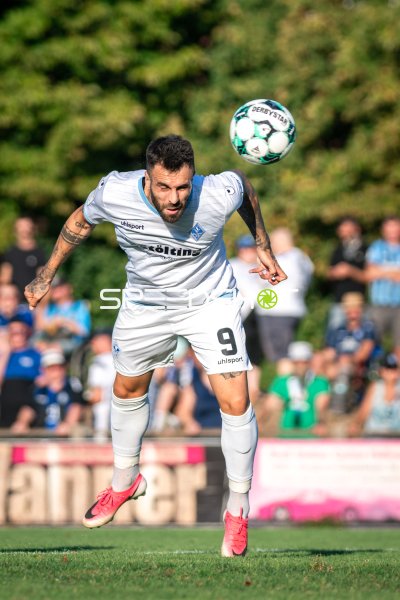 Goncalo Gregorio (#9; SV Waldhof Mannheim) beim Kopfball