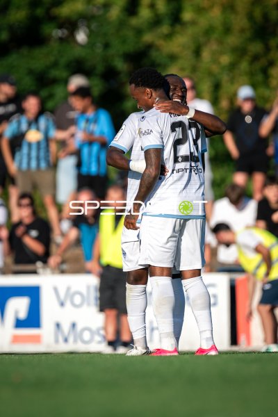 Yusuf Wardak (#23; SV Waldhof Mannheim) jubelt mit Teamkollegen