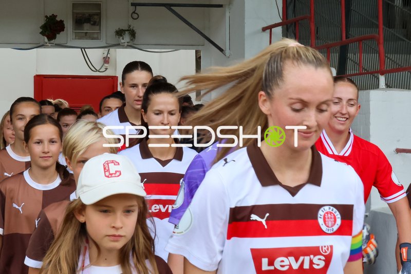 Annie Kingman Brüning (#14; FC St. Pauli) beim Einlaufen in die Adolf-Jäger-Kampfbahn